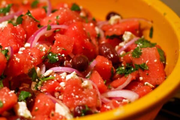 Лятна салата с диня и свежи продукти за по-леко хранене в жегите