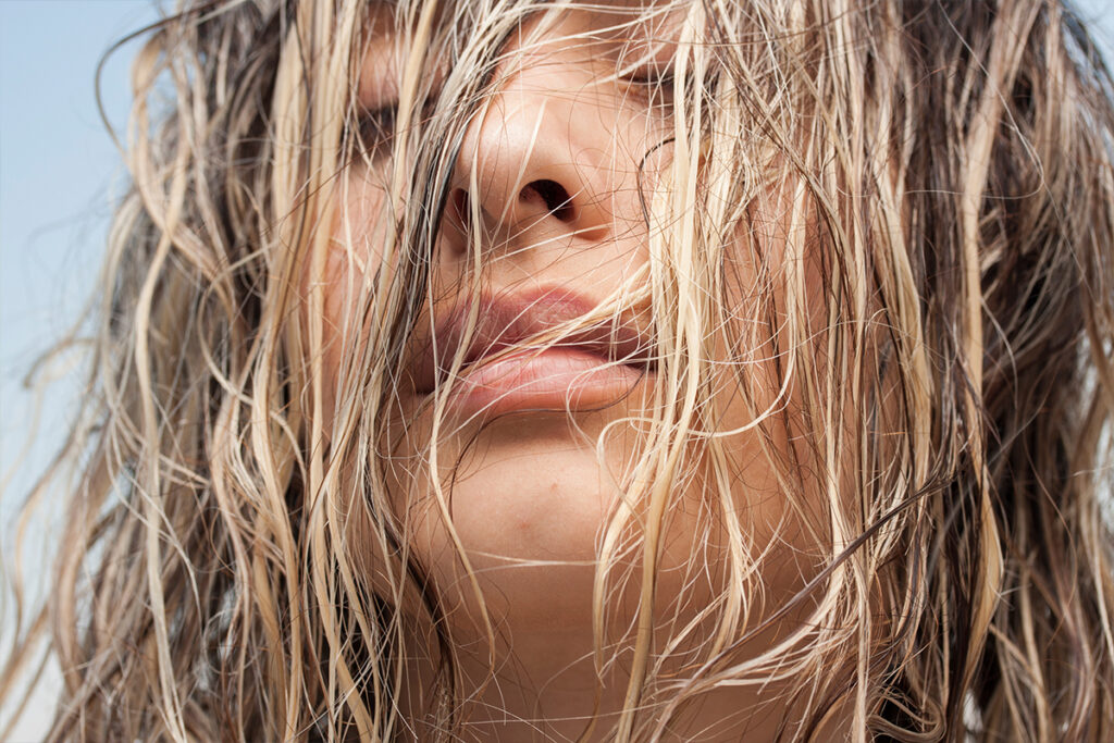 Wet Look ефект: най-модерната прическа за лятото
